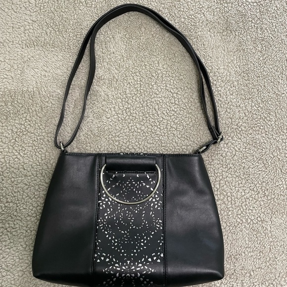 Black purse with magnetic closure inside pockets and a zipper adjustable strap - Picture 2 of 8